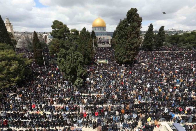 Mescid-i Aksa’da 250 bin kişi cuma namazı kıldı