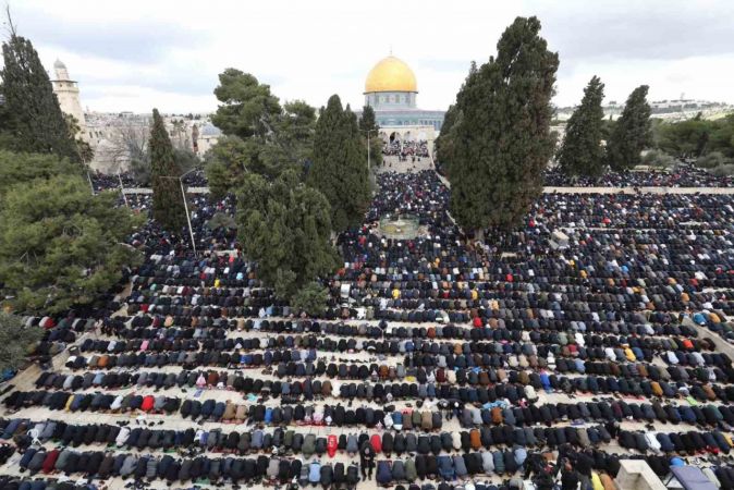 Mescid-i Aksa’da 250 bin kişi cuma namazı kıldı