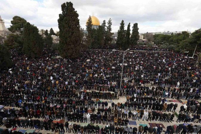 Mescid-i Aksa’da 250 bin kişi cuma namazı kıldı