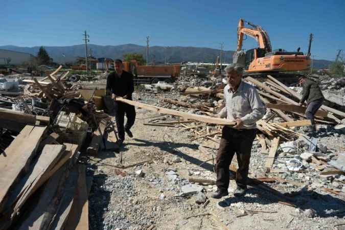 40 yıllık emekleri 40 saniyede enkaz oldu