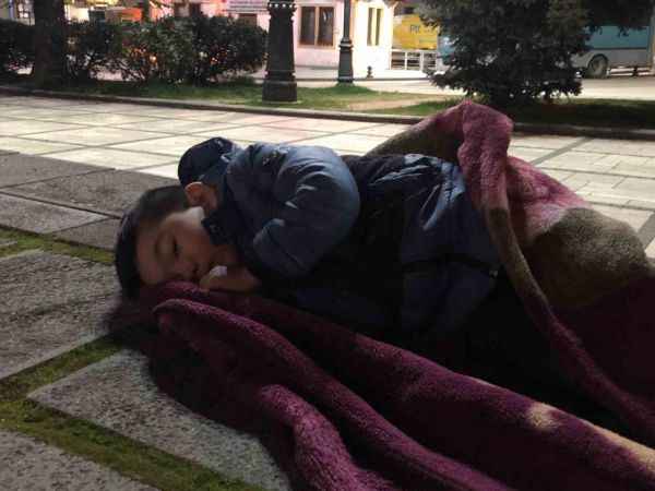 Kastamonu’da depremde panik yaşayan vatandaşlar geceyi sokakta geçiriyor Kastamonu’da depremde panik yaşayan vatandaşlar geceyi sokakta geçiriyor