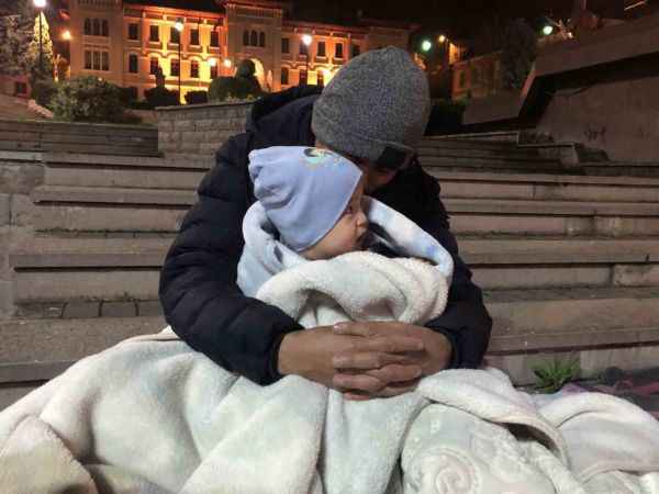 Kastamonu’da depremde panik yaşayan vatandaşlar geceyi sokakta geçiriyor Kastamonu’da depremde panik yaşayan vatandaşlar geceyi sokakta geçiriyor