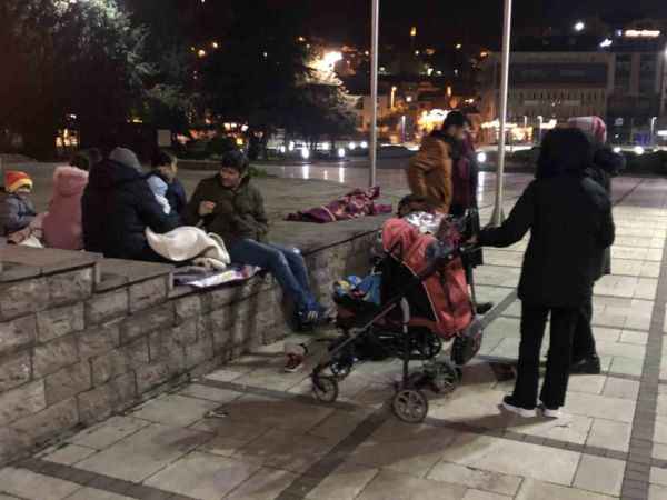 Kastamonu’da depremde panik yaşayan vatandaşlar geceyi sokakta geçiriyor Kastamonu’da depremde panik yaşayan vatandaşlar geceyi sokakta geçiriyor