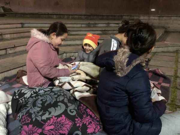 Kastamonu’da depremde panik yaşayan vatandaşlar geceyi sokakta geçiriyor Kastamonu’da depremde panik yaşayan vatandaşlar geceyi sokakta geçiriyor