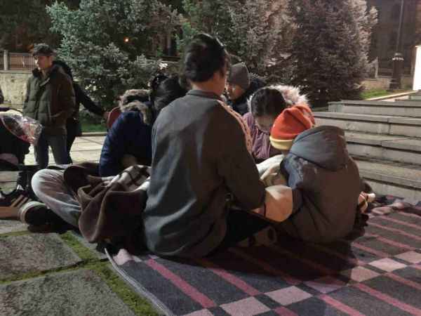 Kastamonu’da depremde panik yaşayan vatandaşlar geceyi sokakta geçiriyor Kastamonu’da depremde panik yaşayan vatandaşlar geceyi sokakta geçiriyor