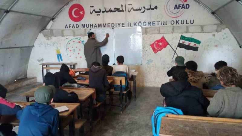 Suriye’de deprem sonrası eğitim çadırlarda başladı
