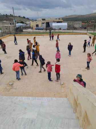 Suriye’de deprem sonrası eğitim çadırlarda başladı