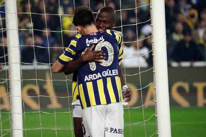 Fenerbahçe, 10 kişi kalan Beşiktaş'a mağlup oldu