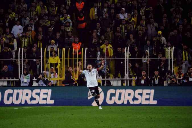 Fenerbahçe, 10 kişi kalan Beşiktaş'a mağlup oldu
