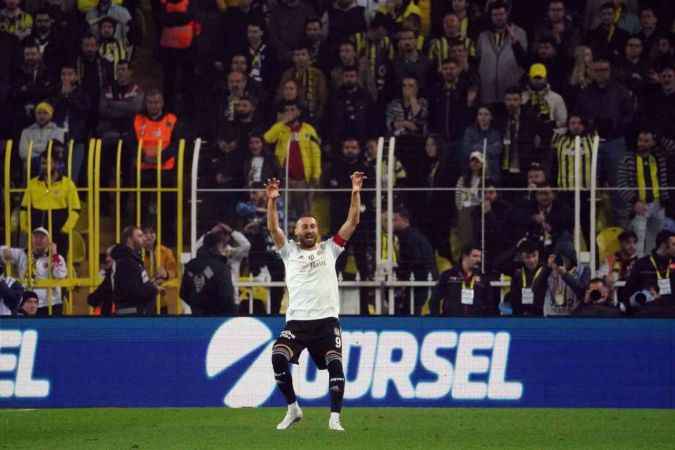 Fenerbahçe, 10 kişi kalan Beşiktaş'a mağlup oldu