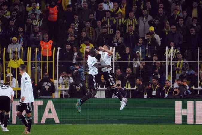 Fenerbahçe, 10 kişi kalan Beşiktaş'a mağlup oldu