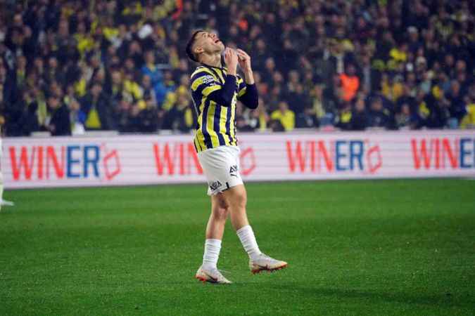 Fenerbahçe, 10 kişi kalan Beşiktaş'a mağlup oldu