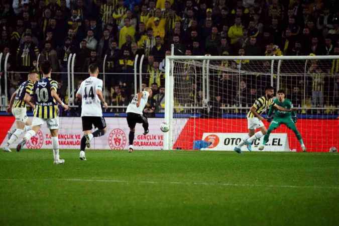 Fenerbahçe, 10 kişi kalan Beşiktaş'a mağlup oldu