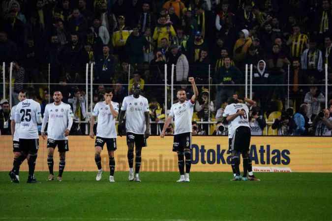 Fenerbahçe, 10 kişi kalan Beşiktaş'a mağlup oldu