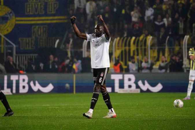 Fenerbahçe, 10 kişi kalan Beşiktaş'a mağlup oldu