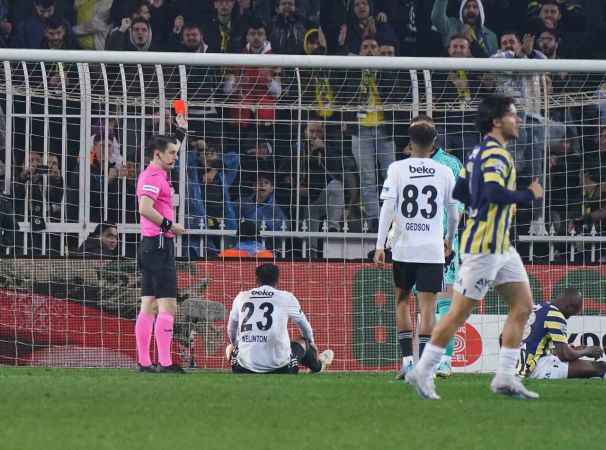 Fenerbahçe, 10 kişi kalan Beşiktaş'a mağlup oldu