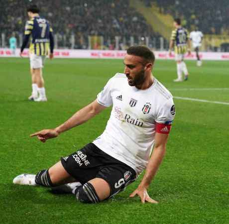 Fenerbahçe, 10 kişi kalan Beşiktaş'a mağlup oldu