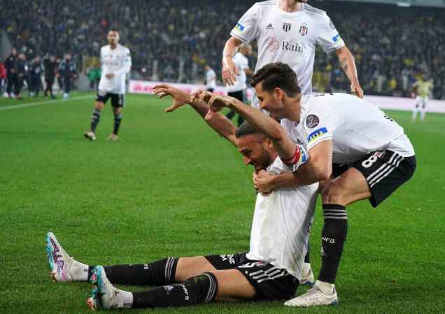 Fenerbahçe, 10 kişi kalan Beşiktaş'a mağlup oldu