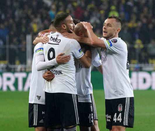 Fenerbahçe, 10 kişi kalan Beşiktaş'a mağlup oldu