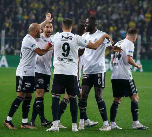 Fenerbahçe, 10 kişi kalan Beşiktaş'a mağlup oldu
