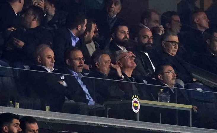 Fenerbahçe, 10 kişi kalan Beşiktaş'a mağlup oldu