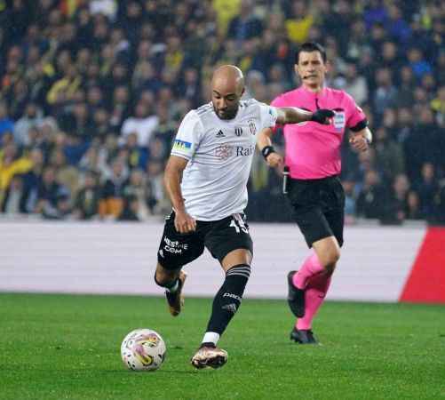 Fenerbahçe, 10 kişi kalan Beşiktaş'a mağlup oldu