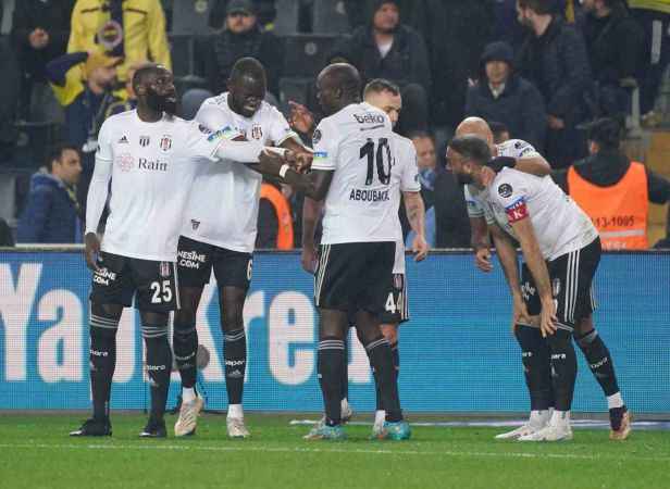 Fenerbahçe, 10 kişi kalan Beşiktaş'a mağlup oldu