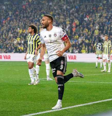 Fenerbahçe, 10 kişi kalan Beşiktaş'a mağlup oldu