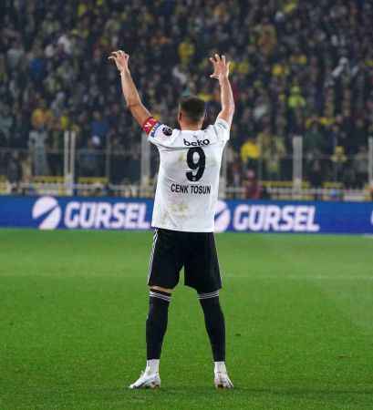 Fenerbahçe, 10 kişi kalan Beşiktaş'a mağlup oldu