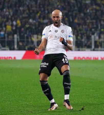 Fenerbahçe, 10 kişi kalan Beşiktaş'a mağlup oldu