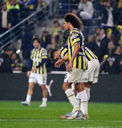 Fenerbahçe, 10 kişi kalan Beşiktaş'a mağlup oldu