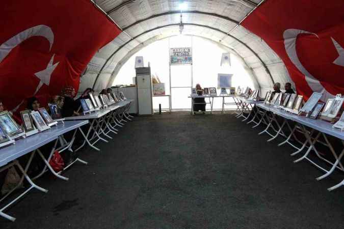 Evlat nöbetindeki gözü yaşlı anne: Keşke dünya gözüyle oğlumu görebilsem