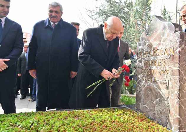 MHP lideri Bahçeli, Alparslan Türkeş’in kabrini ziyaret etti