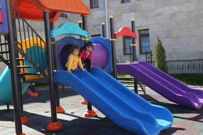 Taşınma işlemi tamamlanan Yusufeli’nde vatandaşlar yeni ilçeye alışmaya çalışıyor