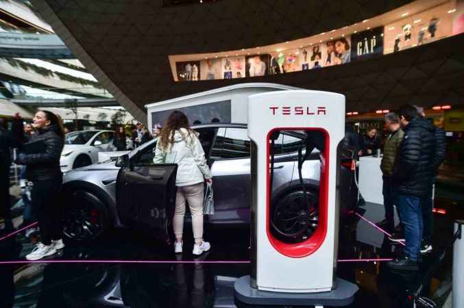 Tesla araçlara yoğun ilgi Tesla araçlara yoğun ilgi