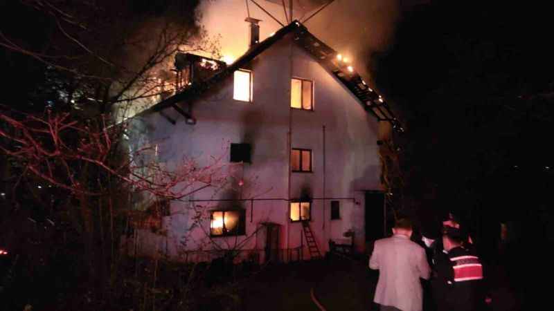 Ünlü oyuncu Şehsuvar Aktaş'ın anne ve babası yangında hayatını kaybetti