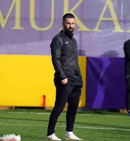 Teknik Direktör Arda Turan, Eyüpspor ile ilk antrenmanına çıktı