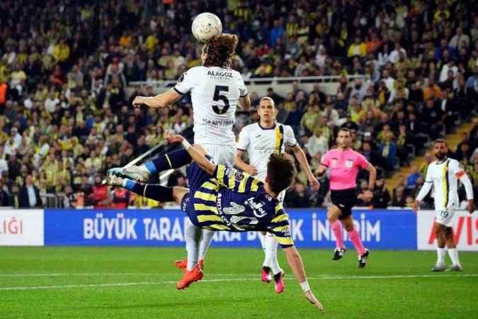 Fenerbahçe üç puanı uzatmalarda kazandı