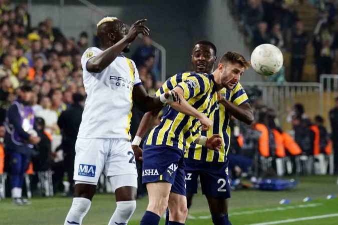 Fenerbahçe üç puanı uzatmalarda kazandı