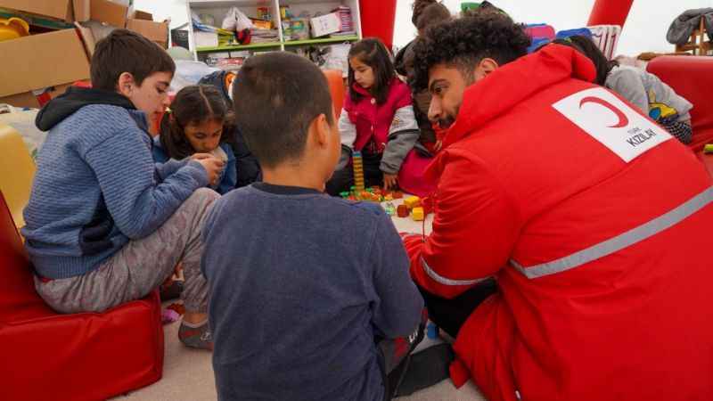 Kızılay depremzeleri yalnız bırakmıyor