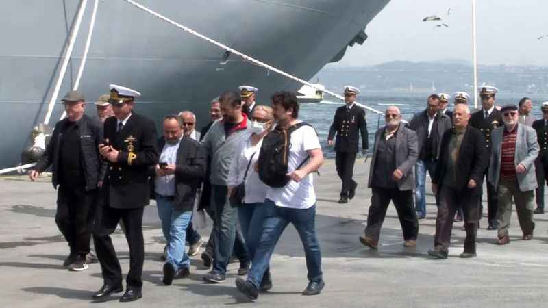 Dünyanın ilk SİHA gemisi TCG Anadolu vatandaşların akınına uğradı