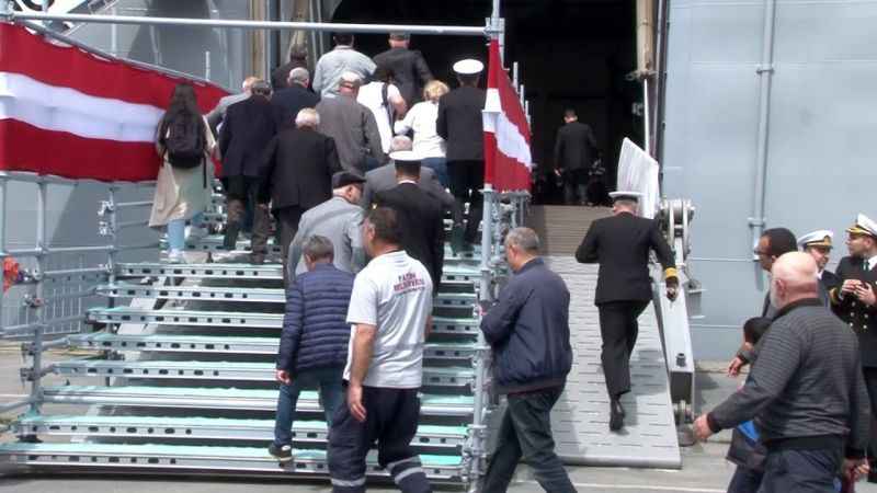 Dünyanın ilk SİHA gemisi TCG Anadolu vatandaşların akınına uğradı