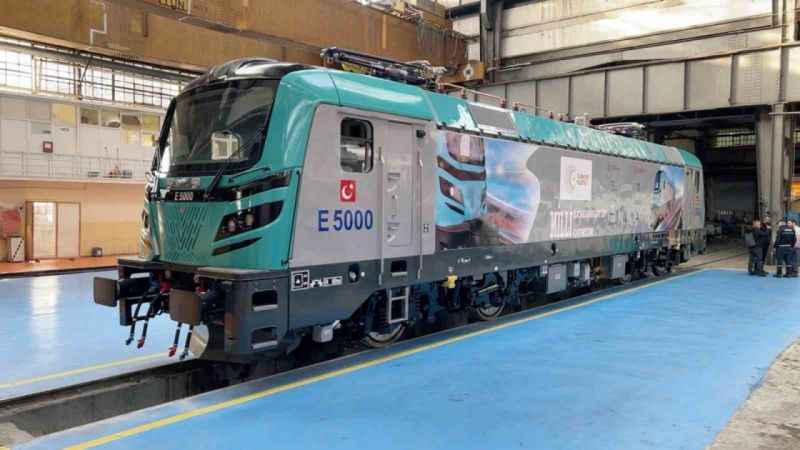 İlk yerli ve milli elektrikli anahat lokomotifi E5000 raylara indi İlk yerli ve milli elektrikli anahat lokomotifi E5000 raylara indi