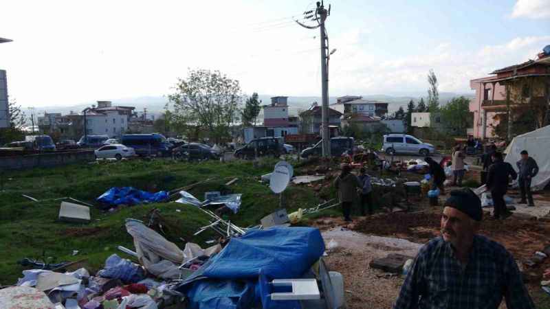 Deprem bölgesinde fırtına: 1 ölü, 48 yaralı