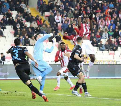 Sivasspor, Trabzonspor'u 4-1'le geçti