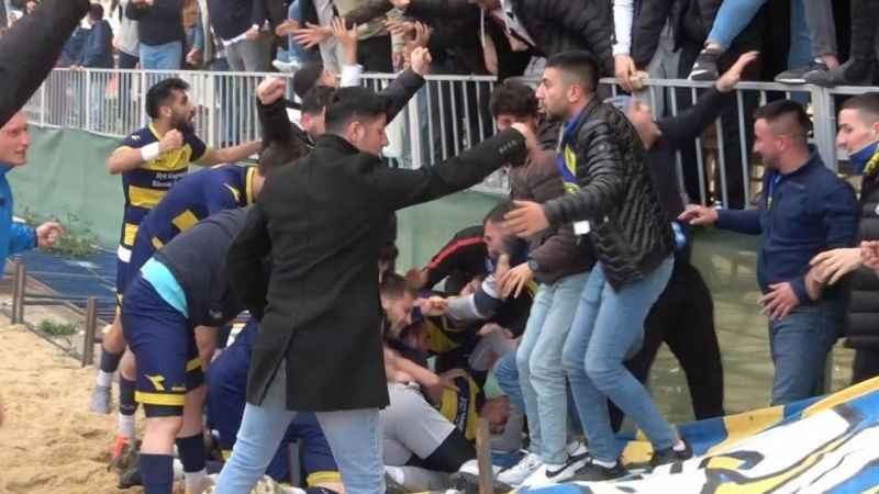 Söğütspor - Vitraspor maçında güvenlik bariyerleri devrildi, futbolcu ve taraftarlar ölümden döndü