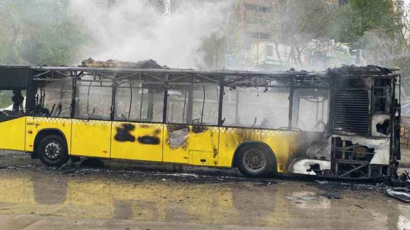 Kartal’da park halindeki İETT otobüsü alevlere teslim oldu