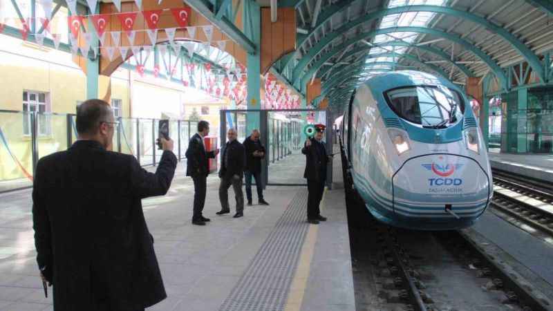 YHT ilk sivil seferine tam kapasite çıktı