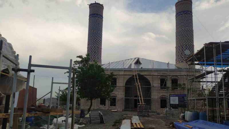 Ermeniler, Karabağ’da bulunan Ağdam Cuma Camii’ne zarar verip ahır olarak kullanmış