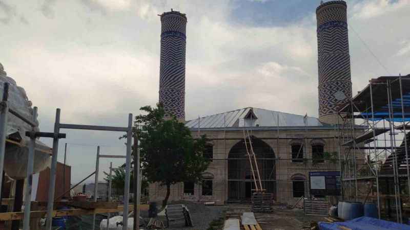 Ermeniler, Karabağ’da bulunan Ağdam Cuma Camii’ne zarar verip ahır olarak kullanmış